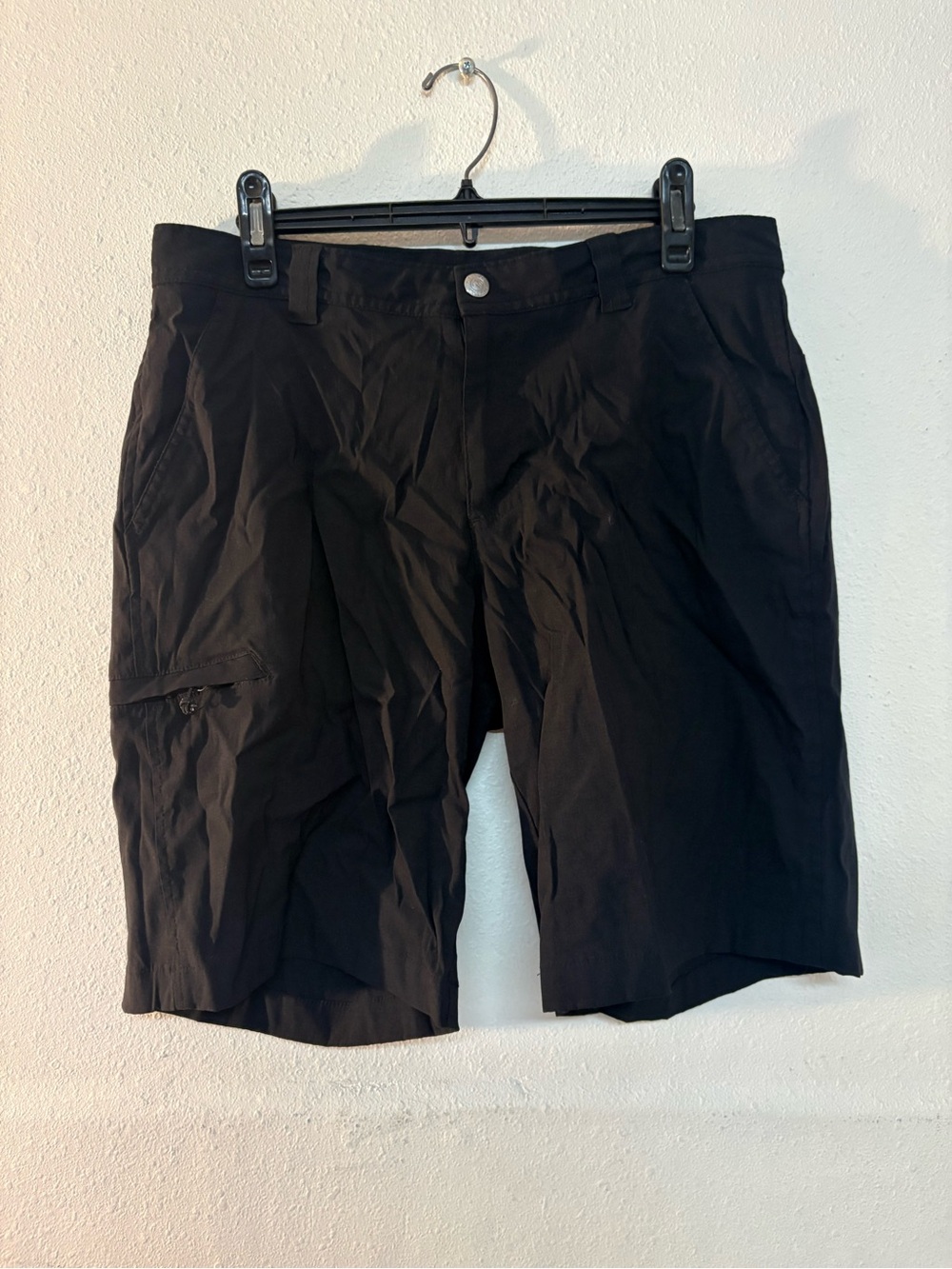 Columbia Black Men's Cargo Shorts with Zip Pocket Size 34